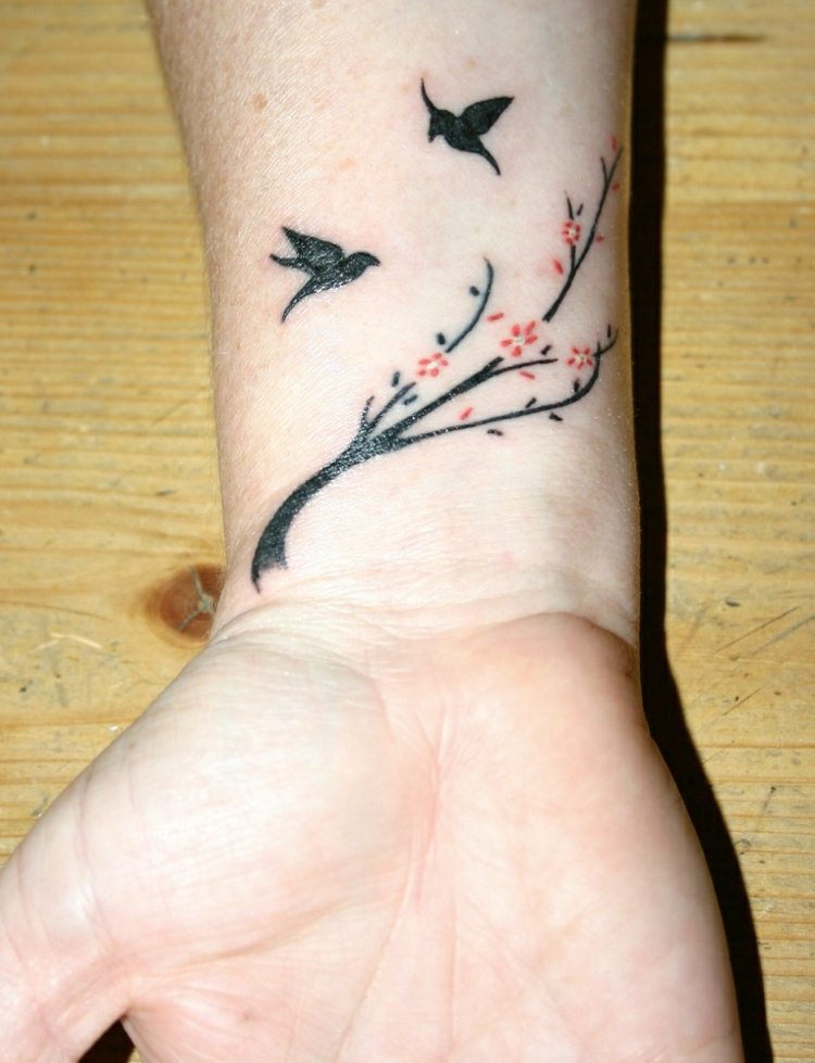 manos inspirado natuarelaza tatuaje