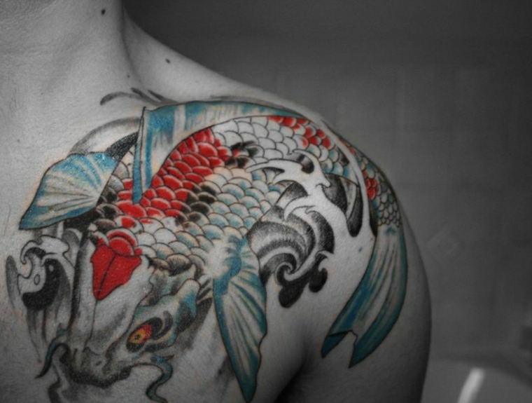 estupendo tatuaje de peces Koi