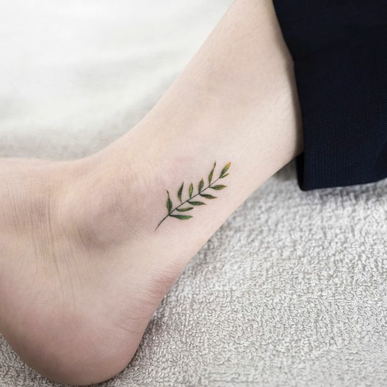 planta pequena tatuada tobillo