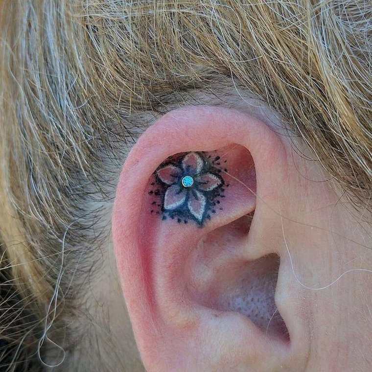 tatuaje en la oreja