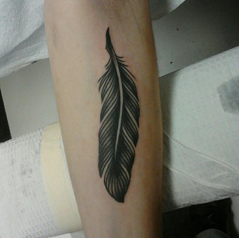 tatuaje pluma brazo