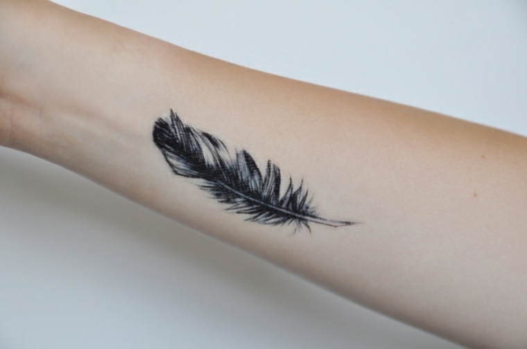 tatuajes de plumas mujeres brazo