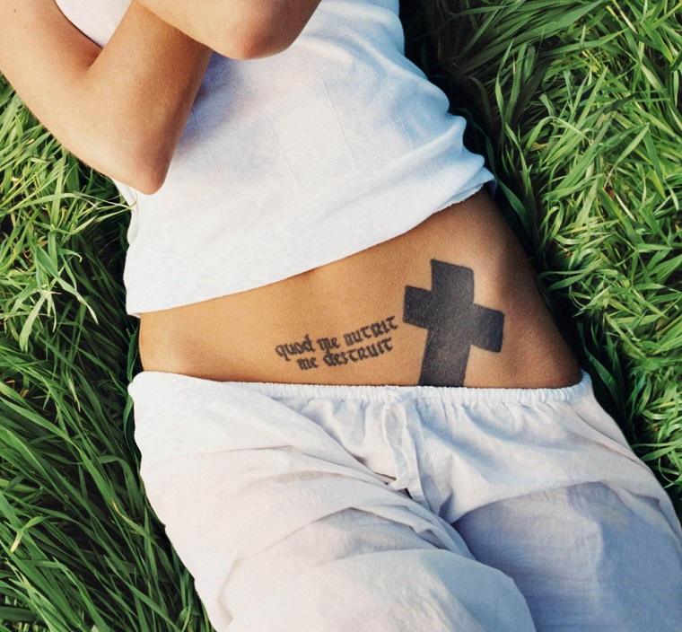 tatuajes de famosos-opciones-Angelina-Jolie
