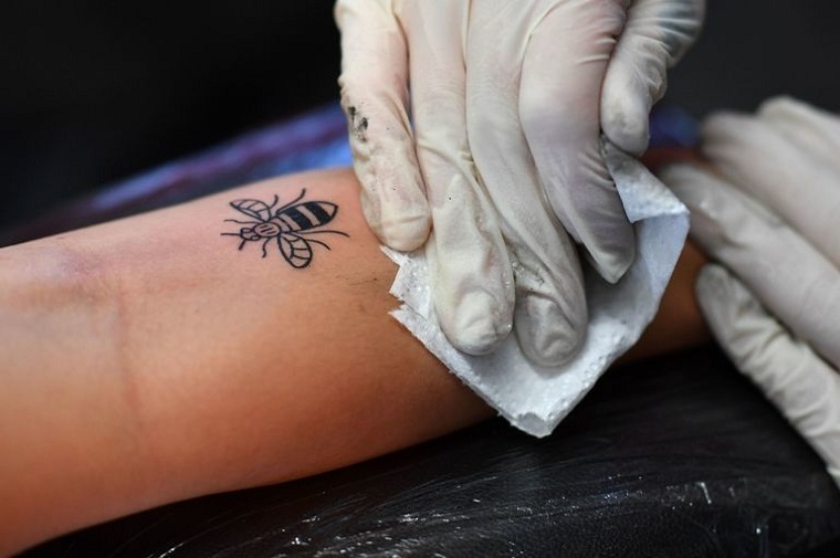 tatuajes-famosos-ariana-grande-abeja