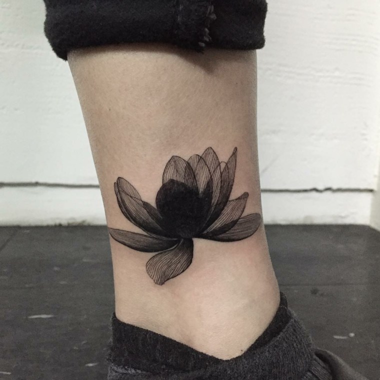 tatuajes para mujeres-flores-pie