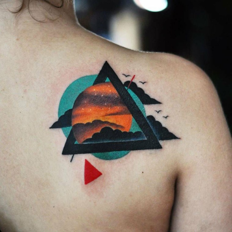 tatuajes-para-mujeres-triangulo-moderno