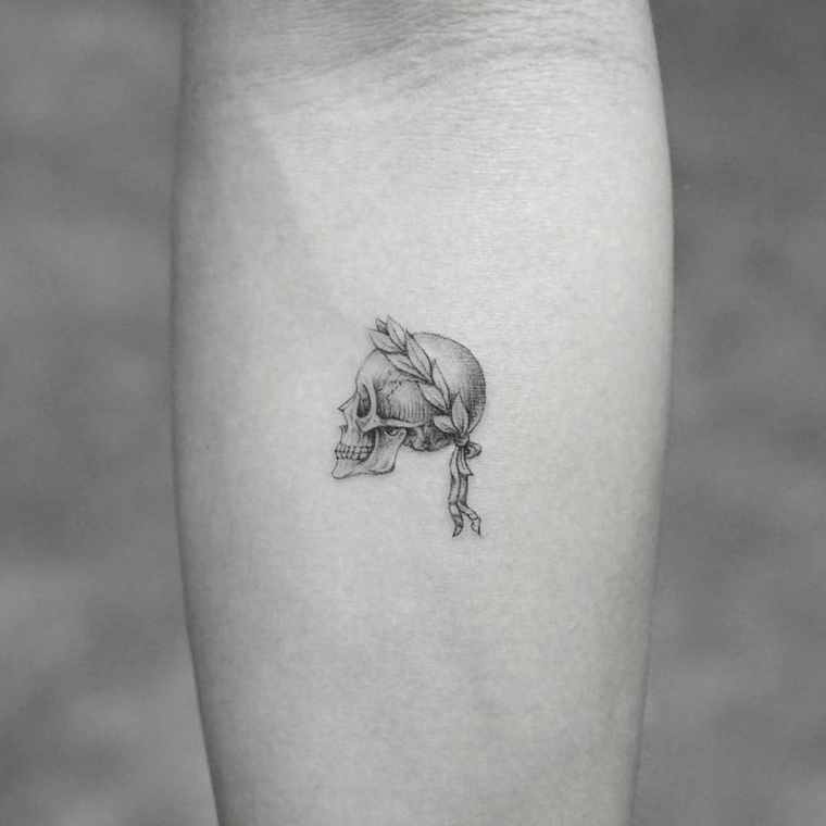 tatuajes pequeños craneo flores