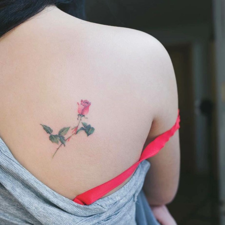 tatuajes pequeños flores espalda mujer