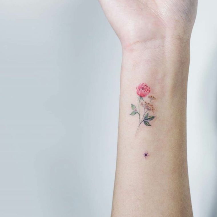tatuajes pequeños modelo flores rojas