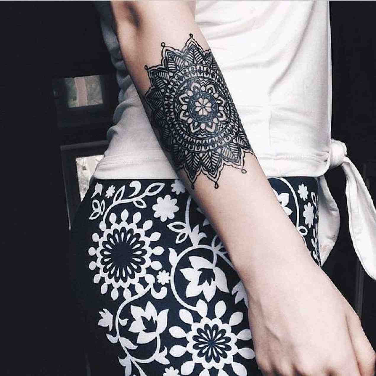 tatuajes mandalas -mano-diseno-tinta-negra