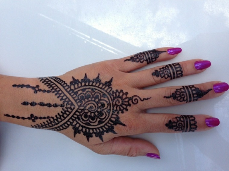tatuajes de henna en la mano