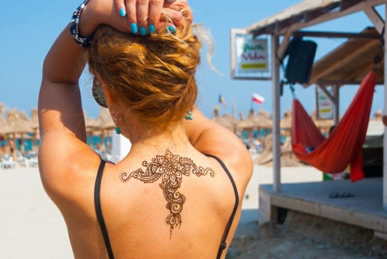 tatuajes de henna con flor de loto