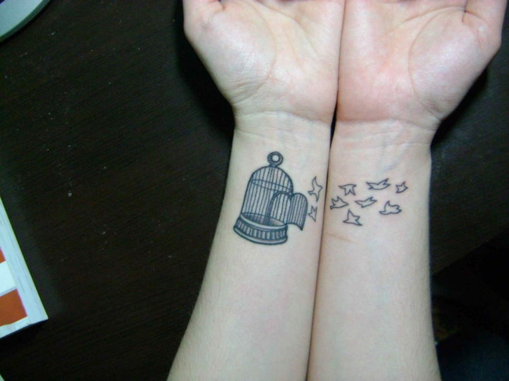 aves volando tatuadas manos