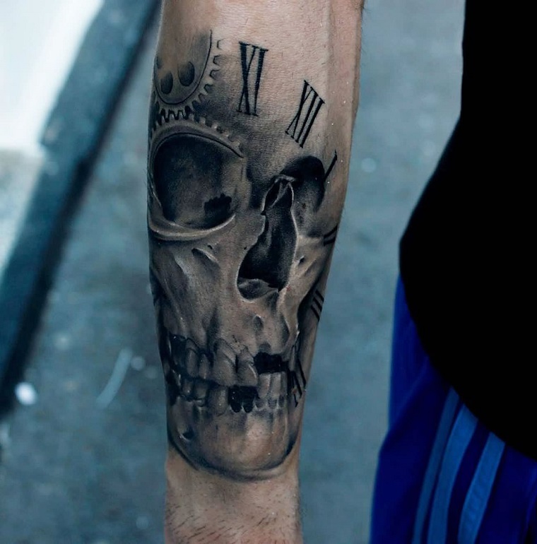 bello-tatuaje-craneo-mano-hombre