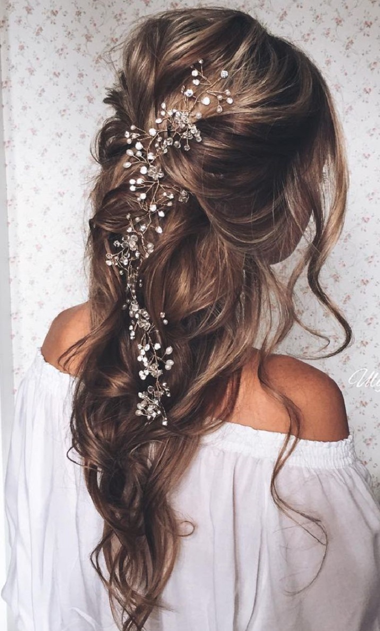 boda estilo pelo suelto flores