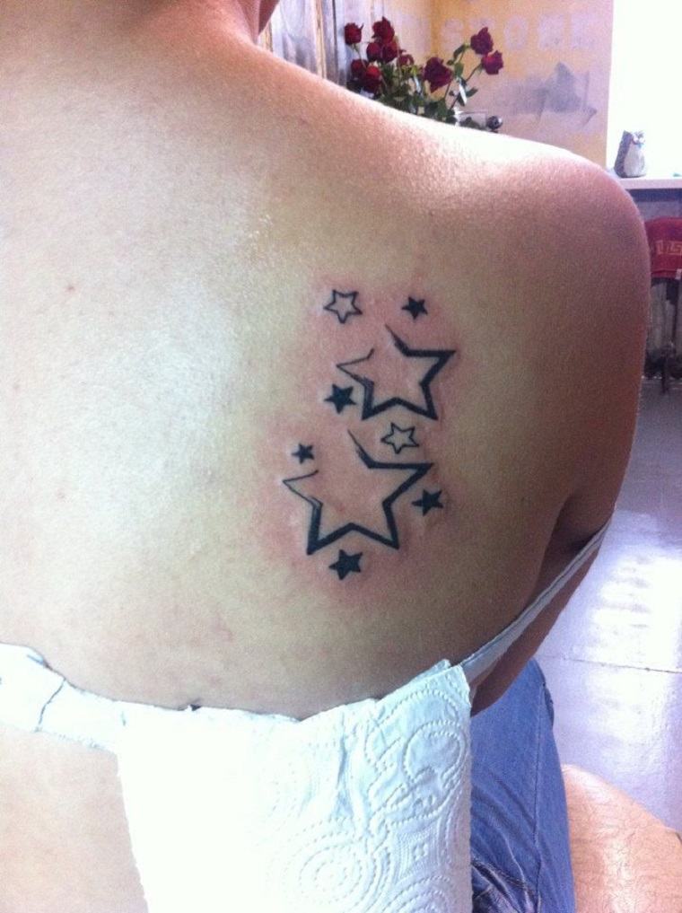 tatuajes de estrellas en la espalda