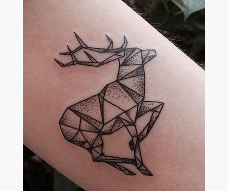 tatuaje de ciervo geométrico