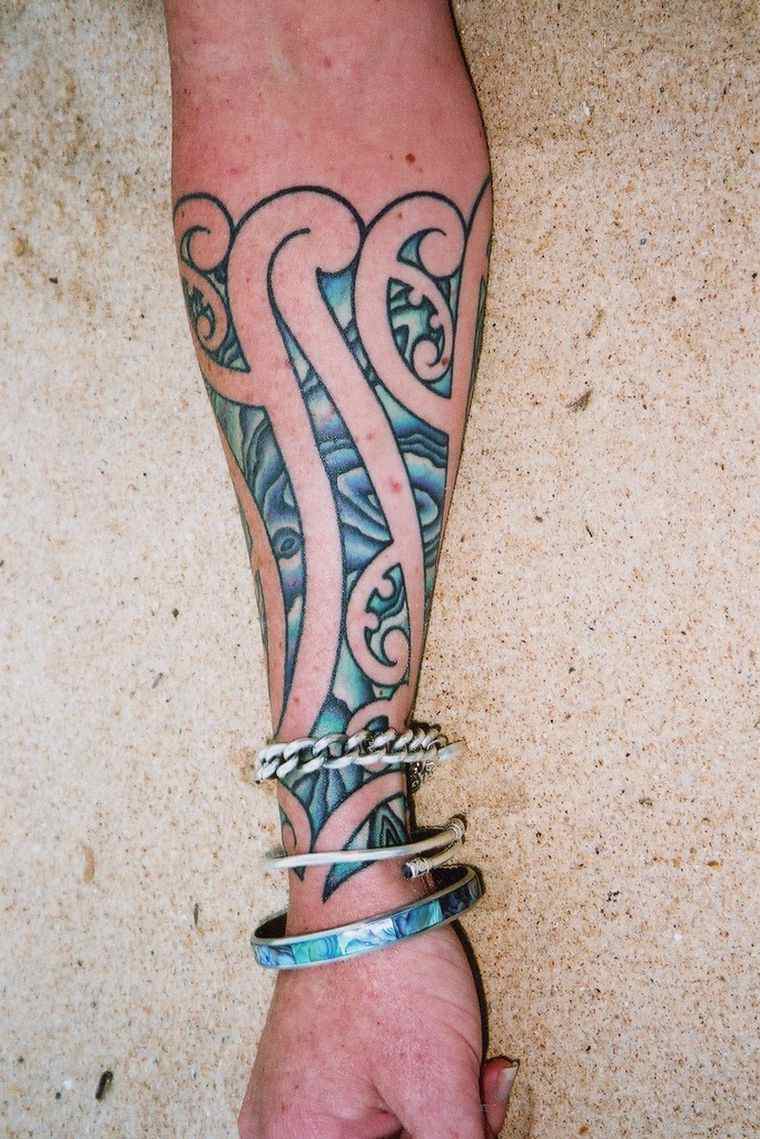 colorido-tatuaje-maori-estilo-moderno