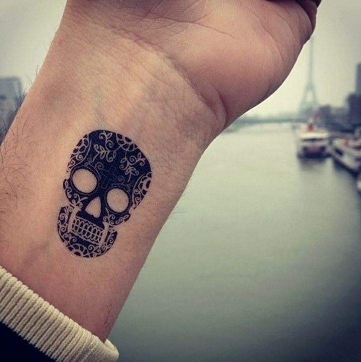 craneo mano tatuado simple