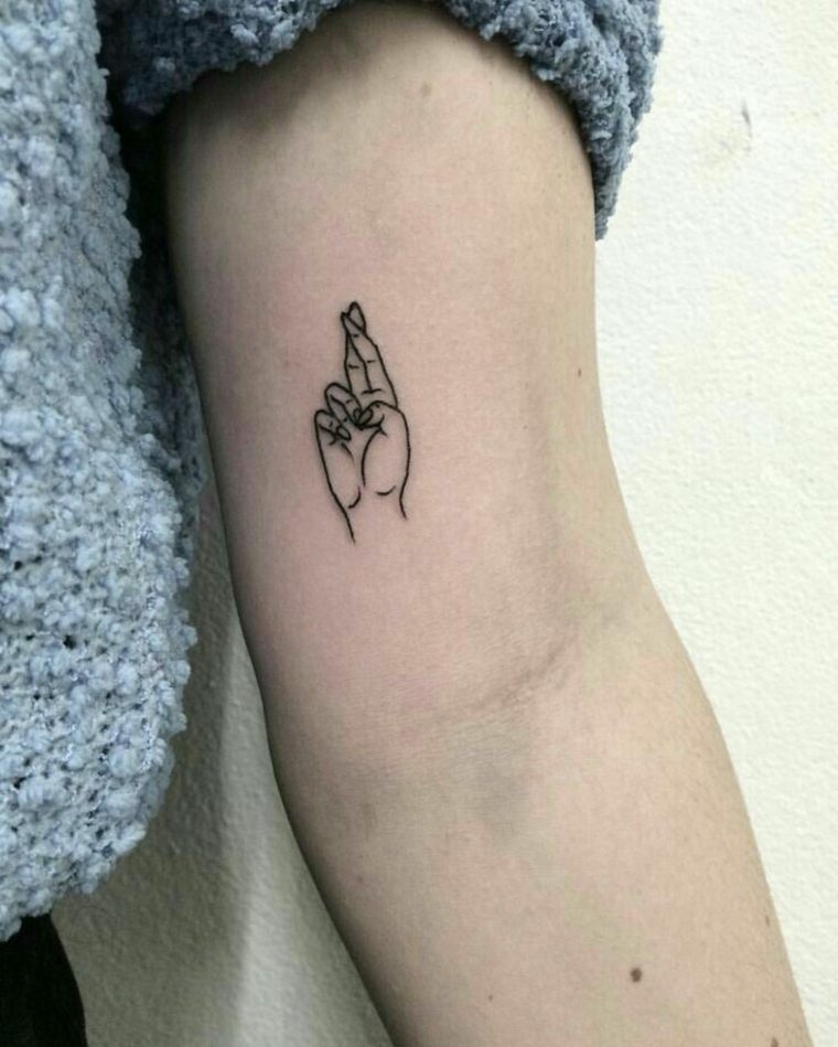 tatu pequeño dedos cruzados