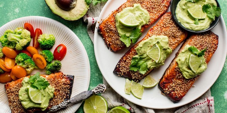 dieta saludable-baja-carbohidratos-salmon-aguacate