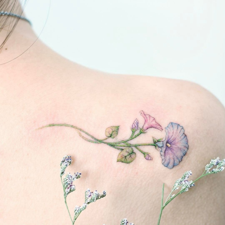tatu pequeño con flores