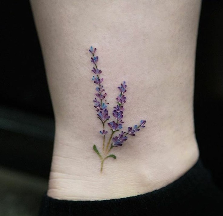 bonito tatu pequeño con flores
