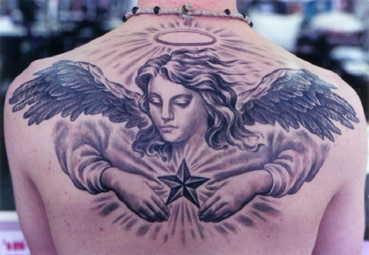 estrella angel jguarda tatuado