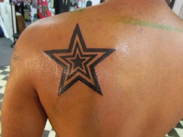 estrella de cinco puntas en la espalda