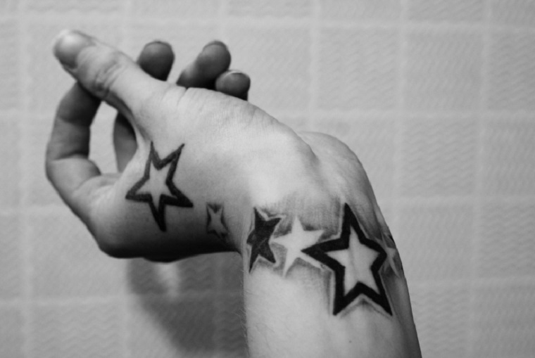 estrellas en el lateral de la mano