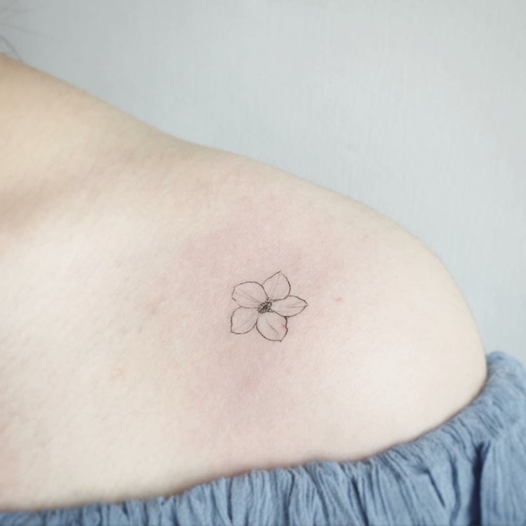 tatuaje pequeño de flor