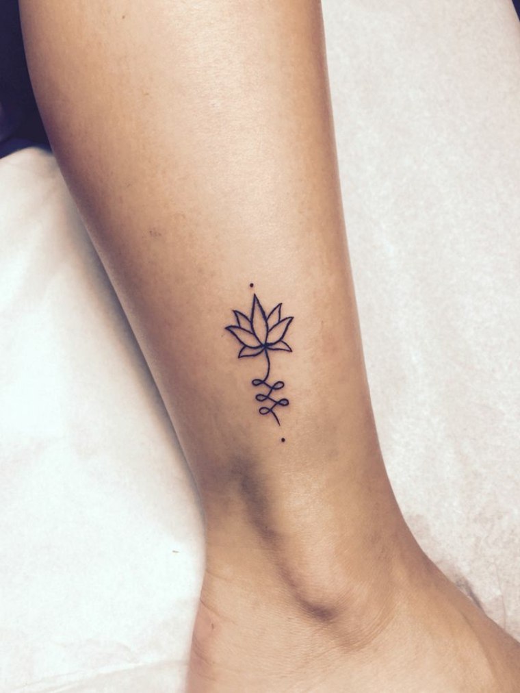 tatuaje pequeño flor de loto