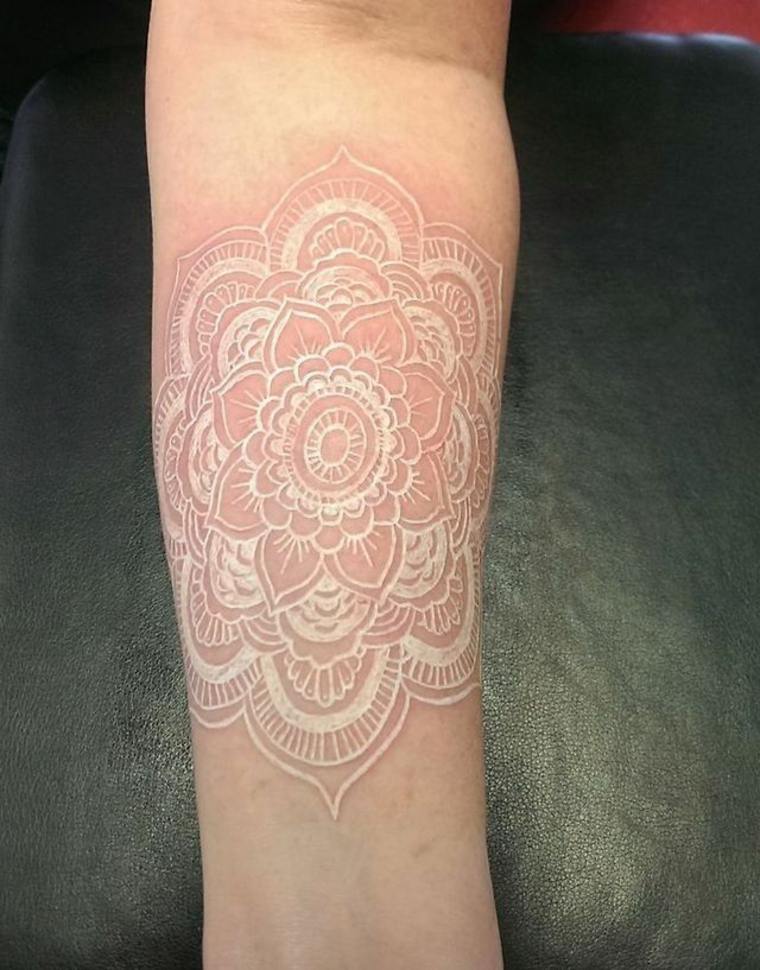 tatuaje blanco de mandala