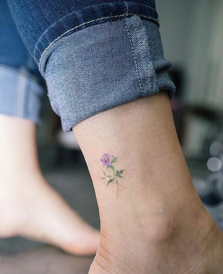 bonito tatuaje pequeño de florecilla