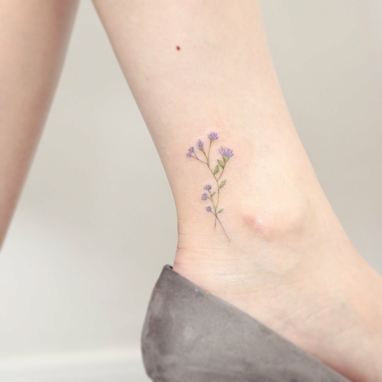 bonito tatuaje con flores