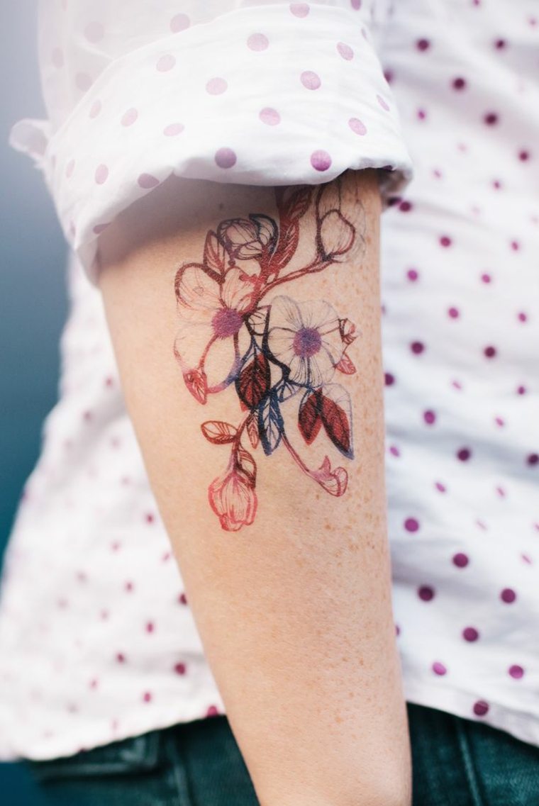 tatuaje pequeño con flores