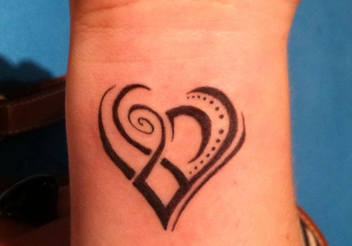 formas corazones unidos tatuados 