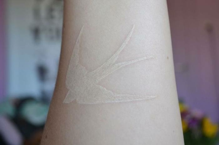tatuaje blanco de golondrina