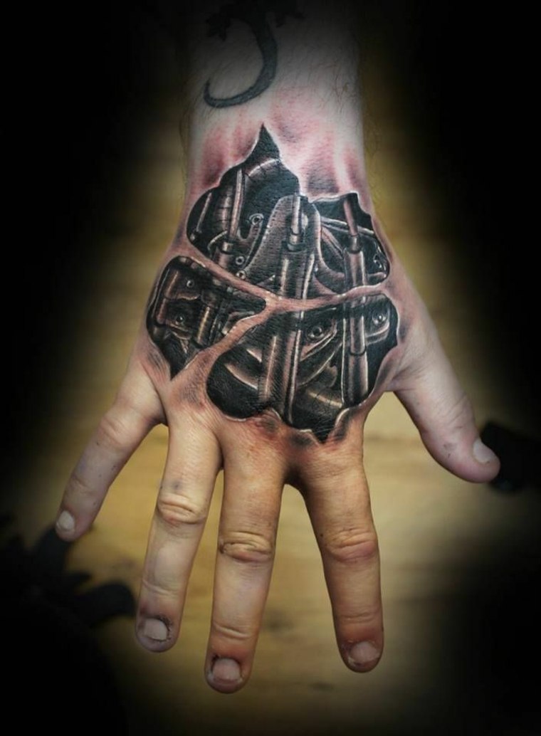 tatuaje biomecanico en la mano
