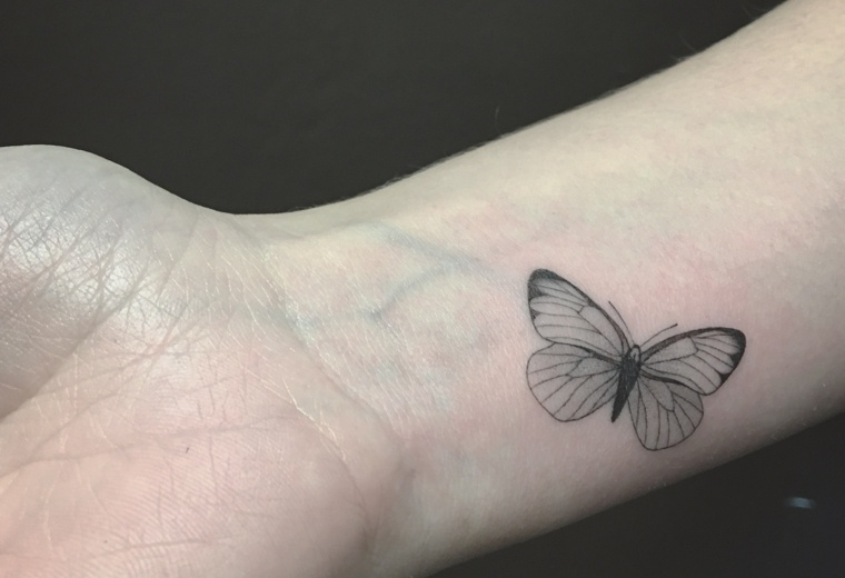 mariposa-pequena-mano-estilo-tatuaje