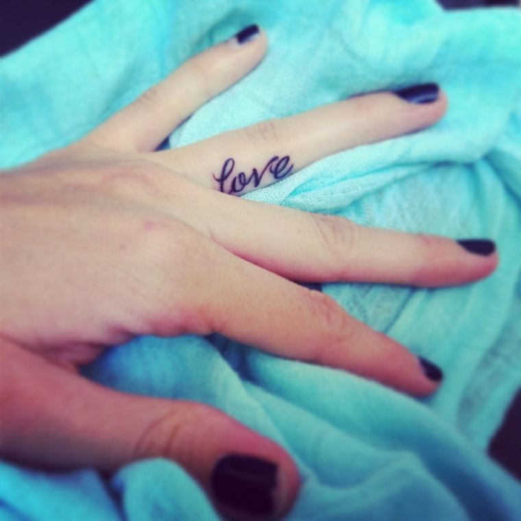 mejores-tatuajes-dedos-mano-amor