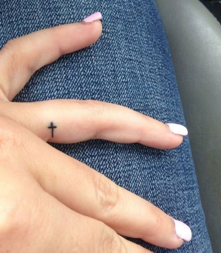 mejores-tatuajes-dedos-mano-cruz-pequena