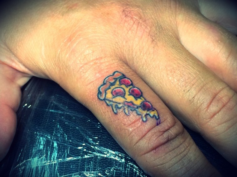 mejores tatuajes-dedos-mano-pizza