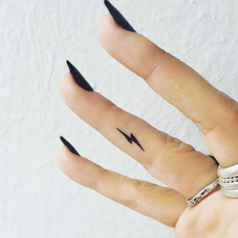 mejores tatuajes-dedos-mano-rayo