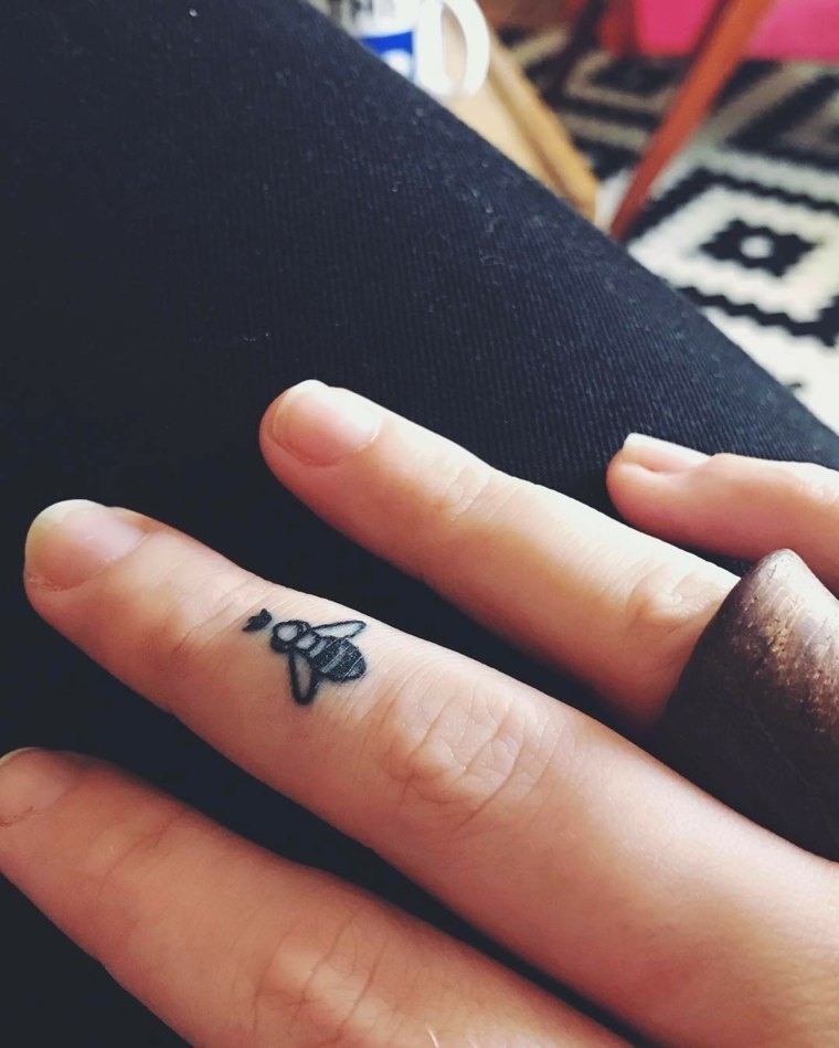 mejores tatuajes-dedos-opciones-abeja