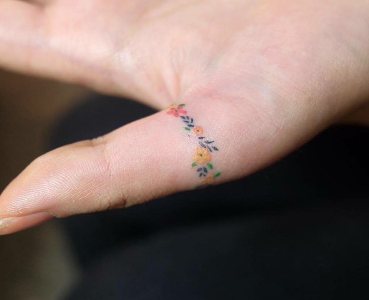 mejores-tatuajes-dedos-opciones-corona-flores