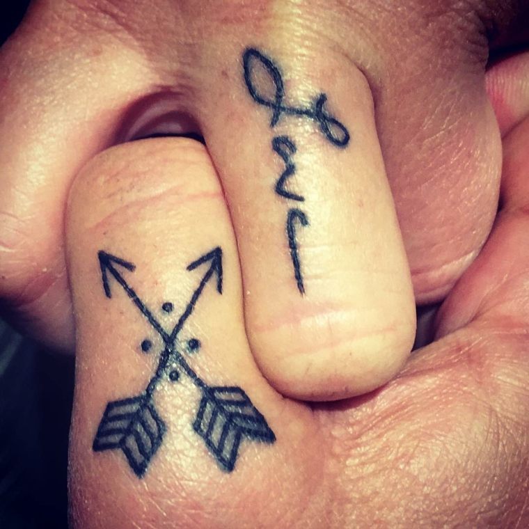 mejores-tatuajes-dedos-opciones-flechas