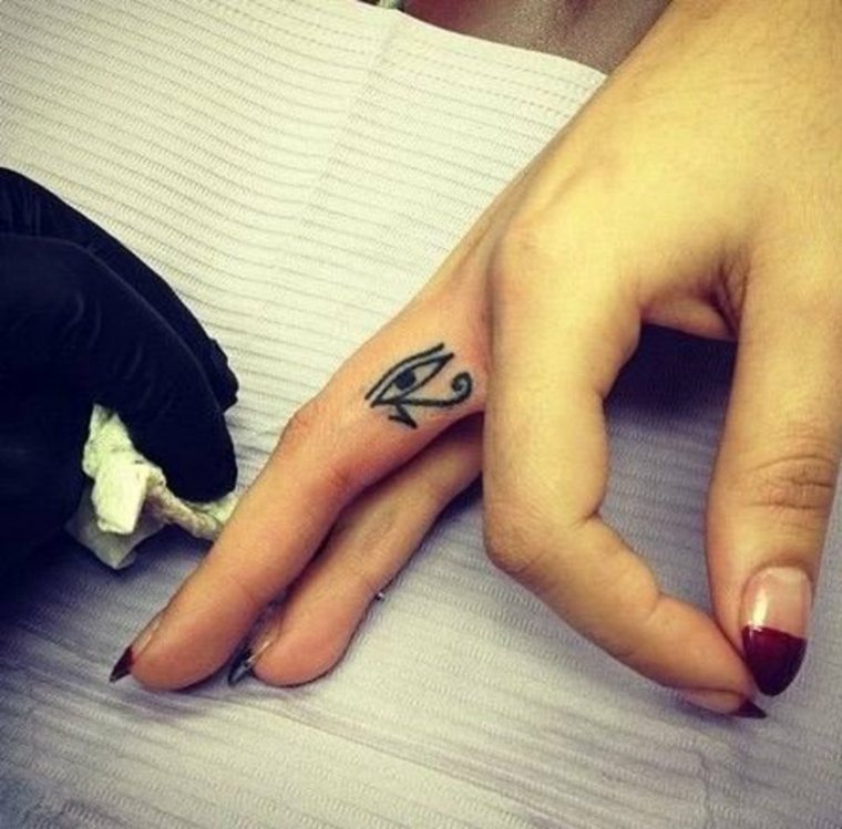 mejores-tatuajes-dedos-opciones-ojo-egipcio