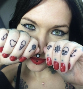 Los mejores tatuajes para los dedos de los que puedes inspirarte