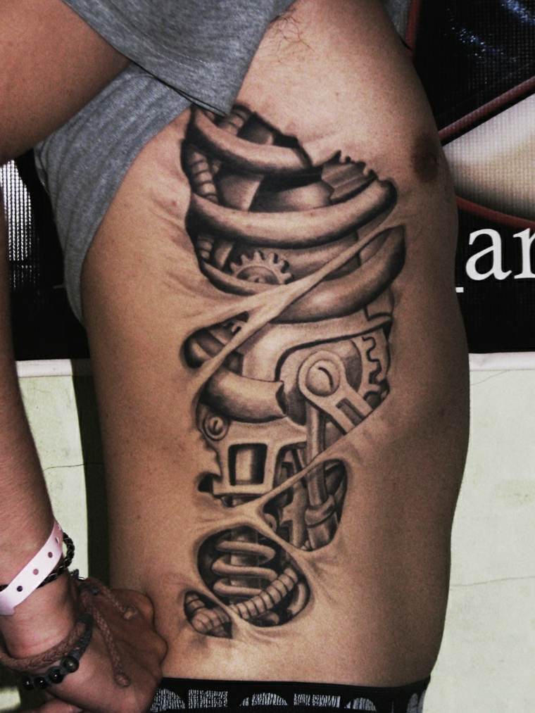 impresionante diseño de tatuaje en el costado